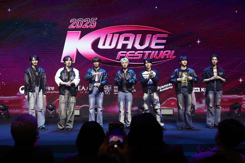 Le groupe de K-pop Epex lors du K-Wave Festival 2025, organisé à Séoul, le 8 novembre 2025. © Cheong Wa Dae