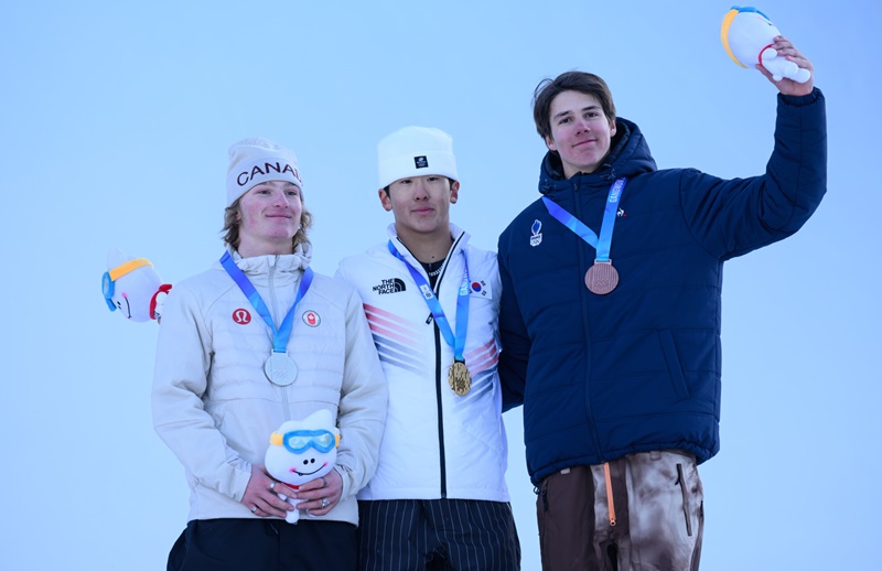 Lee Chae-un (au centre) pose avec le Canadien Eli Bouchard et le Fran&ccedil;ais Romain Allemand (&agrave; droite) apr&egrave;s sa victoire en snowboard slopestyle au Welli Hilli Park de Hoengseong, dans le Gangwon, le 25 janvier 2024. &copy; Olympic Information Service / Comit&eacute; international olympique