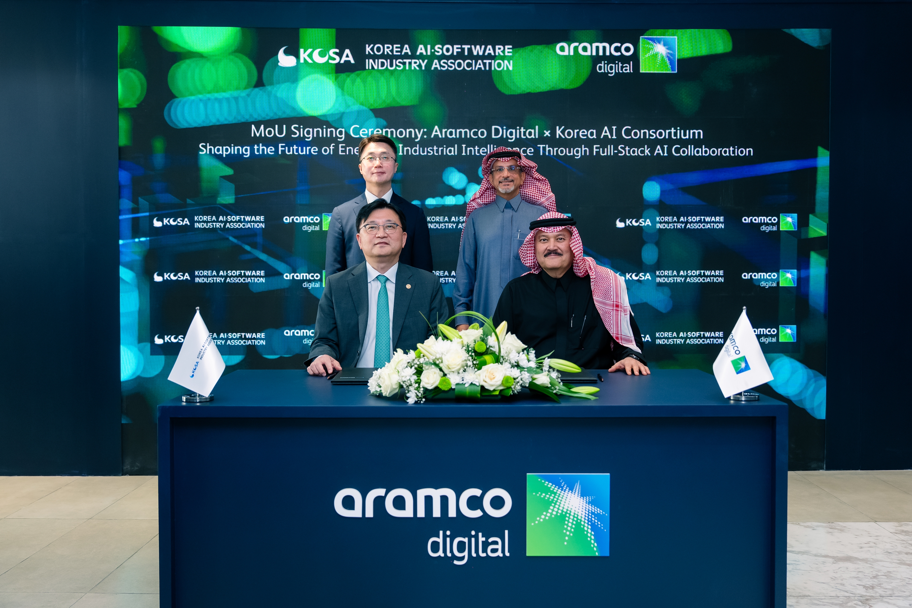 De gauche à droite et de haut en bas : Ryu Je-myung, deuxième vice-ministre des Sciences et des TIC, Nabil Al-Nuaim, PDG d’Aramco Digital, Joh Joon Hee, président de la Korea AI·Software Industry Association, et Mohammed Makhdoum, ‏directeur du département Digital Business Services à Aramco Digital, posent après la signature d’un protocole d’accord entre sept entreprises coréennes et Aramco Digital, au siège de cette entreprise située à à Dammam, en Arabie saoudite, le 1er février 2026. © Ministère des Sciences et des TIC