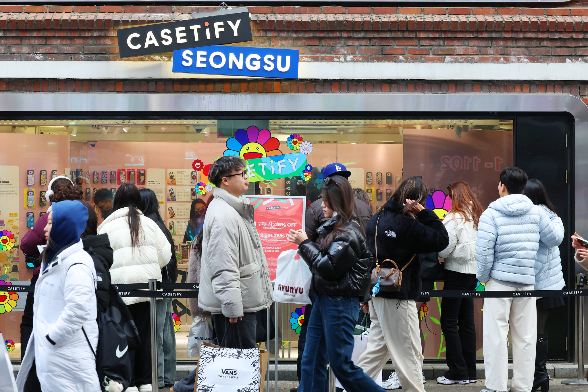 Des clients font la queue devant une boutique du quartier de Seongsu, &agrave; S&eacute;oul, fin 2025. &copy; Lee Jeong Woo / Korea.net