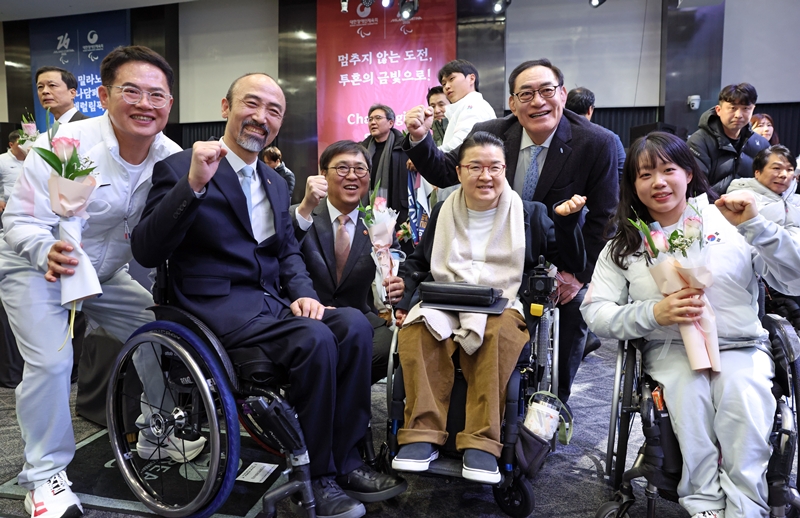 Le ministre de la Culture, des Sports et du Tourisme, Chae Hwi-young (troisi&egrave;me &agrave; gauche) pose avec les athl&egrave;tes de la d&eacute;l&eacute;gation cor&eacute;enne pour les Jeux paralympiques d'hiver de Milan-Cortina, &agrave; S&eacute;oul, le 2 f&eacute;vrier 2026. &copy; Heo Man-jin / Minist&egrave;re de la Culture, des Sports et du Tourisme