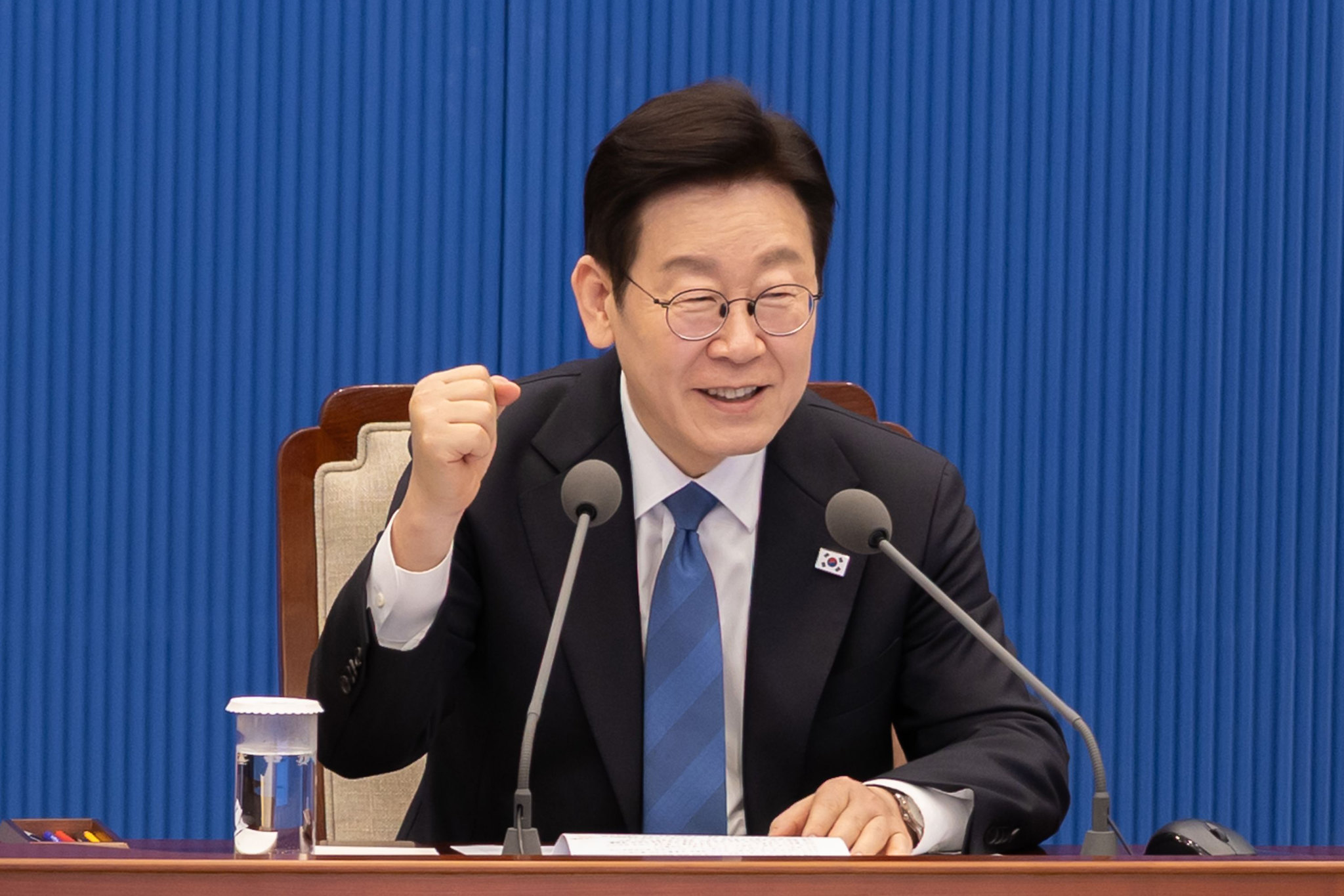Le pr&eacute;sident Lee Jae Myung fait un signe d&rsquo;encouragement aux athl&egrave;tes de la d&eacute;l&eacute;gation cor&eacute;enne aux Jeux olympiques d&rsquo;hiver de Milan Cortina pendant une r&eacute;union au complexe pr&eacute;sidentiel de Cheong Wa Dae, &agrave; S&eacute;oul, le 5 f&eacute;vrier 2026. &copy; Cheong Wa Dae