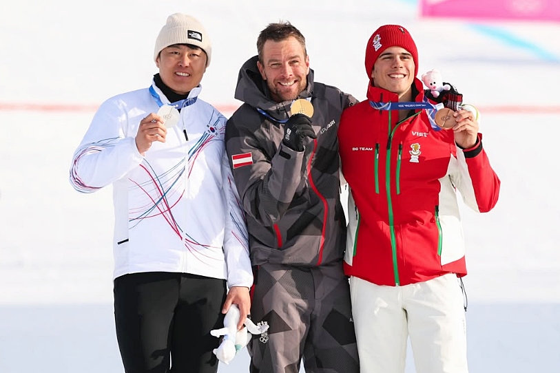 Kim Sang-kyum (&agrave; gauche) pose aux c&ocirc;t&eacute;s de l&rsquo;Autrichien Benjamin Karl et du Bulgare Tervel Zamfirov, &agrave; Livigno, le 8 f&eacute;vrier 2026. &copy; Compte Instagram de la d&eacute;l&eacute;gation cor&eacute;enne aux Jeux olympiques d&rsquo;hiver de Milan-Cortina 2026