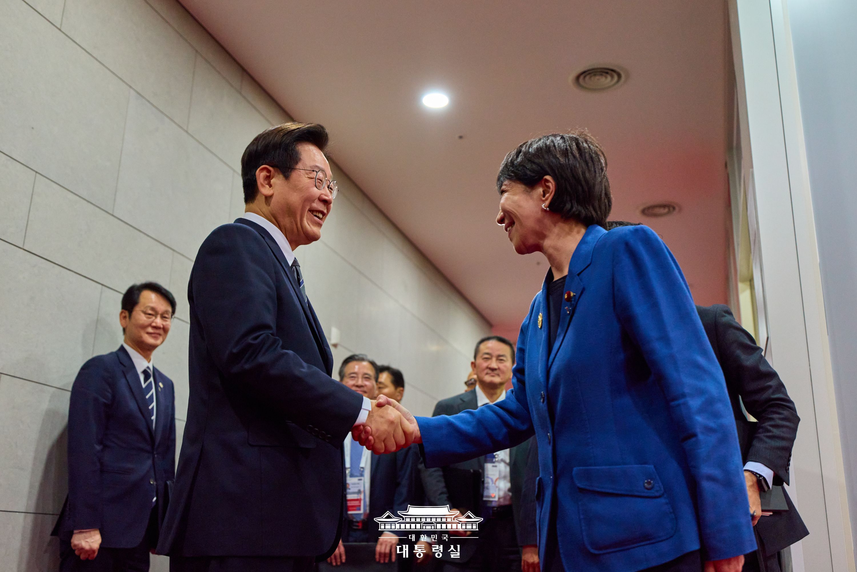 Le pr&eacute;sident Lee Jae Myung et la Premi&egrave;re ministre japonaise Sanar Takaichi &eacute;changent une poign&eacute;e de main avant la tenue du sommet de la Coop&eacute;ration &eacute;conomique Asie-Pacifique (APEC) de Gyeongju, le 30 octobre 2025. &copy; Cheong Wa Dae