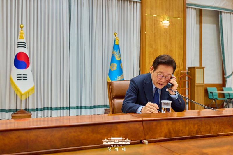 Le pr&eacute;sident Lee Jae Myung s&rsquo;entretient par t&eacute;l&eacute;phone avec le secr&eacute;taire g&eacute;n&eacute;ral de l&rsquo;Organisation du trait&eacute; de l&rsquo;Atlantique-Nord, Mark Rutte, depuis le complexe pr&eacute;sidentiel de Cheong Wa Dae, &agrave; S&eacute;oul, le 10 f&eacute;vrier 2026. &copy; Cheong Wa Dae