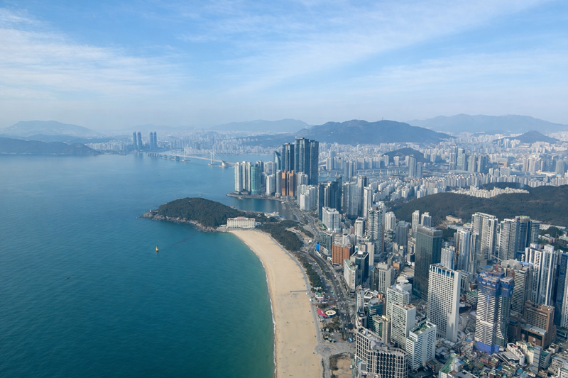 La plage de Haeundae et le pont Gwangan vus depuis la tour Busan X the Sky. &copy; Margareth Theresia / Korea.net