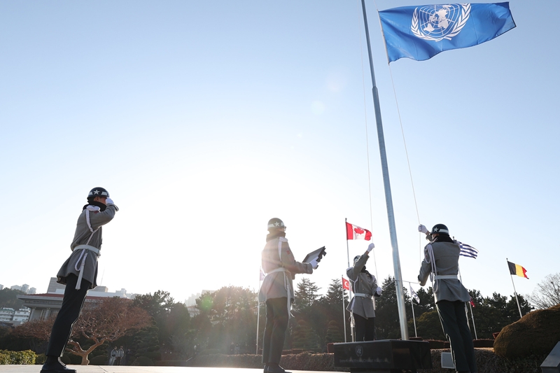 Descente de drapeau au cimeti&egrave;re des Nations unies de Busan, seul cimeti&egrave;re au monde d&eacute;di&eacute; aux soldats des Nations unies. &copy; Lee Jeong Woo / Korea.net