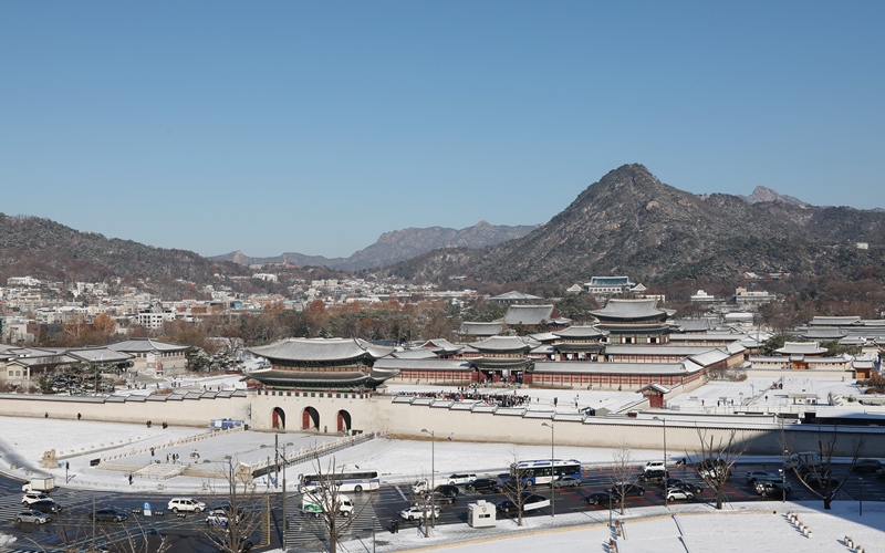 Le palais de Gyeongbokgung vu depuis le Mus&eacute;e national d'histoire contemporaine cor&eacute;enne. &copy; Park Dae-jin / Korea.net