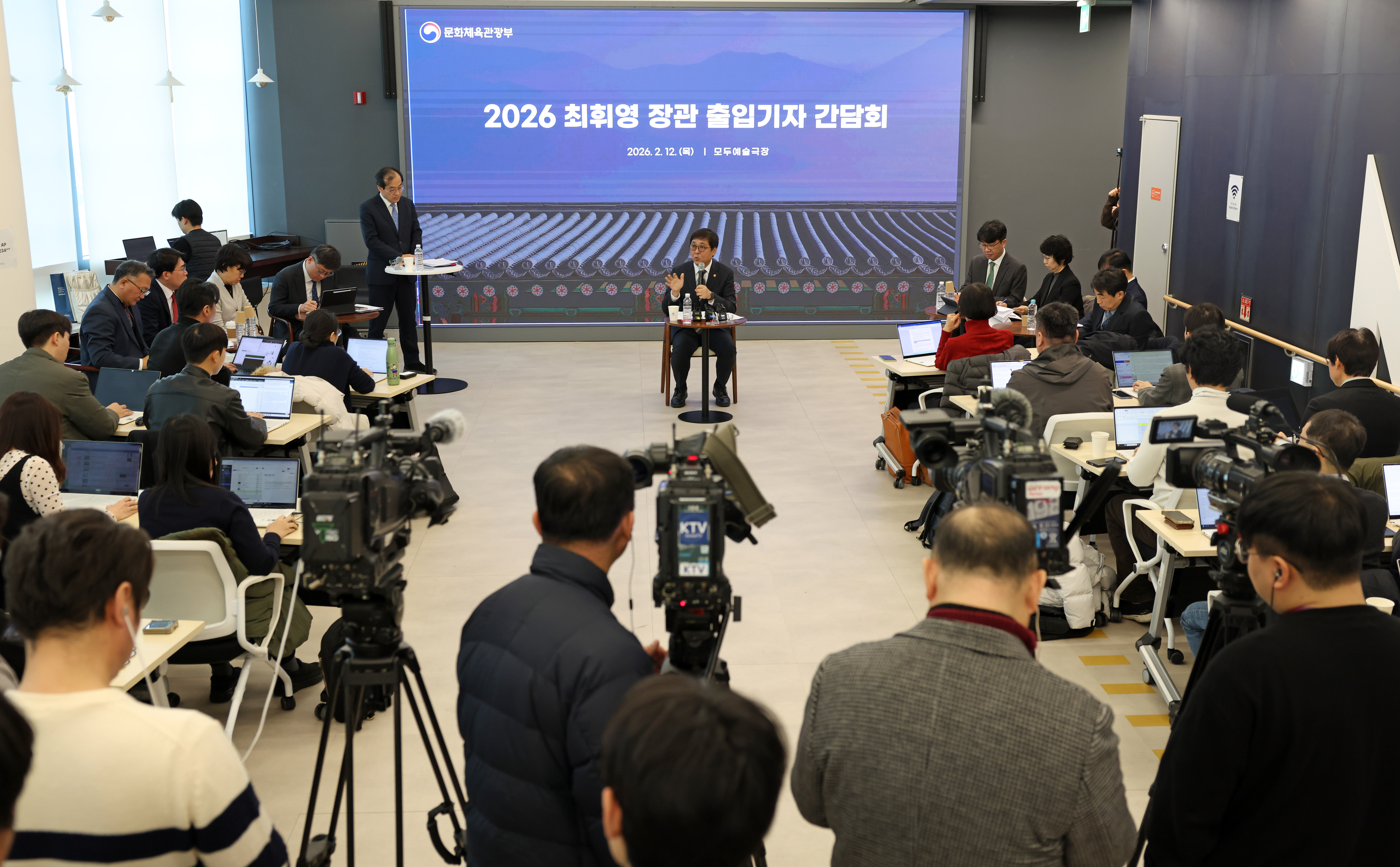 Le ministre de la Culture, des Sports et du Tourisme Chae Hwi-young s’exprime lors d’une conférence de presse au Modu Arts Center, à Séoul, le 12 février 2026. © Heo Man-jin / Ministère de la Culture, des Sports et du Tourisme