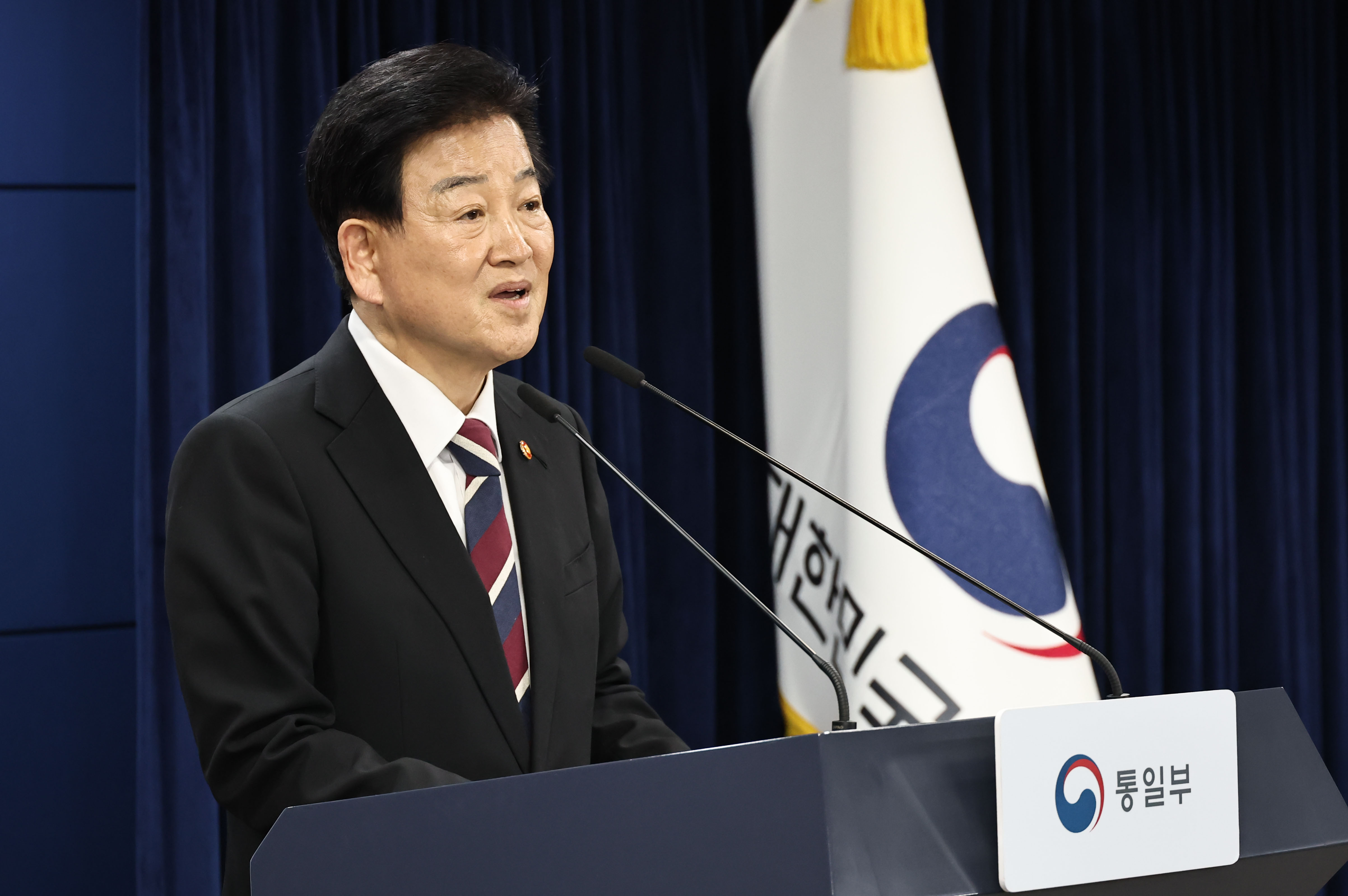Le ministre de l&rsquo;Unification, Chung Dongyoung, s&rsquo;exprime lors d&rsquo;une conf&eacute;rence de presse au complexe gouvernemental de S&eacute;oul, le 18 f&eacute;vrier 2026. &copy; Agence de presse Yonhap