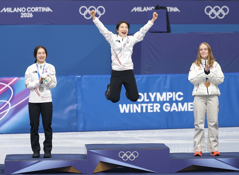 Kim Gilli saute de joie sur la première place du podium du 1 500 m féminin de patinage de vitesse sur piste courte des Jeux olympiques de Milan-Cortina 2026, le 20 février 2026. © Agence de presse Yonhap