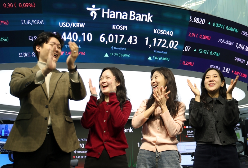 Un &eacute;cran de la Hana Bank affiche l&rsquo;indice de r&eacute;f&eacute;rence de la Bourse de S&eacute;oul, le KOSPI, &agrave; 6 017,43 points, le 25 f&eacute;vrier 2026. &copy; Agence de presse Yonhap