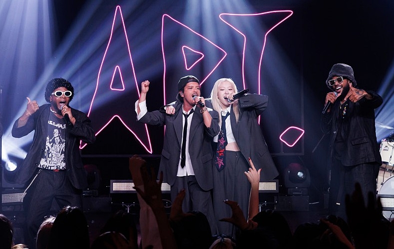 Rosé et Bruno Mars chantent « APT. ». © CJ ENM