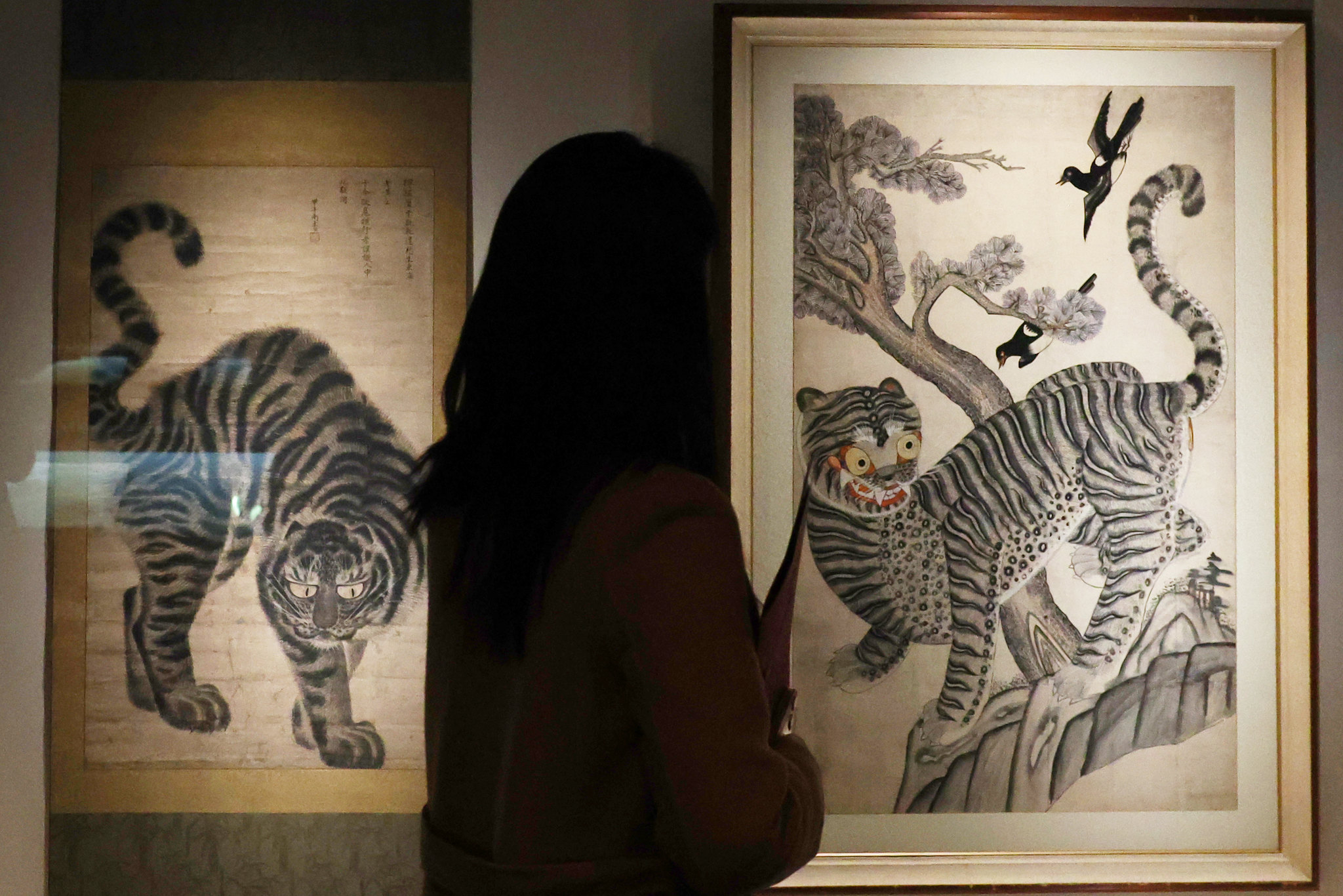 La galerie pr&eacute;sente aussi des hojakdo, un style de peinture populaire cor&eacute;enne traditionnelle de l'&eacute;poque Joseon, repr&eacute;sentant de mani&egrave;re humoristique un tigre, parfois jouant avec des pies. &copy; Lee Jeong Woo / Korea.net