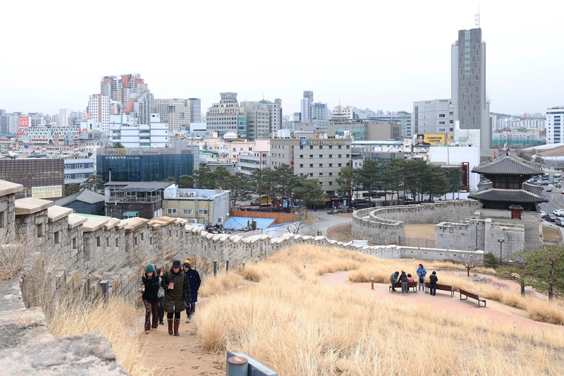 La muraille de Hanyangdoseong, visible depuis la porte Dongdaemun et class&eacute;e monument historique, est aujourd&rsquo;hui une attraction touristique majeure au c&oelig;ur de S&eacute;oul. &copy; Lee Jeong Woo / Korea.net