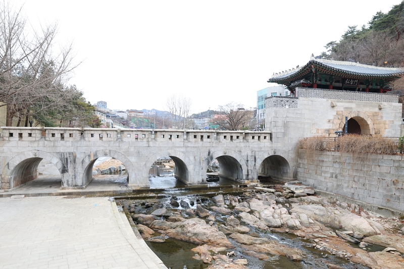 La porte Hongjimun, entr&eacute;e principale de la forteresse de Tangchundaeseong, situ&eacute;e dans le quartier de Buam, au nord-est de S&eacute;oul. Une inondation la d&eacute;truisit en 1921, avant qu&rsquo;elle ne soit restaur&eacute;e en 1977. &copy; Lee Jeong Woo / Korea.net