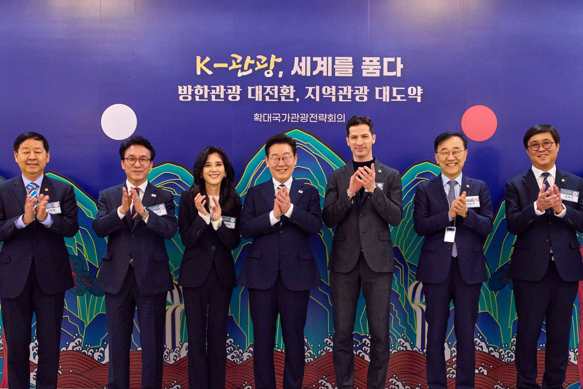 Le président Lee Jae Myung (au centre), le Premier ministre Kim Min-seok (deuxième à partir de la gauche) et les chefs des ministères concernés posent pour une photo avec la directrice des hôtels Shilla, Lee Boo-jin (troisième à partir de la gauche), et le vice-président de la Chambre de Commerce et d’Industrie italo-coréenne, Alberto Mondi (troisième à partir de la droite), posent au complexe présidentiel de Cheong Wa Dae à Séoul, le 25 février 2026. © Cheong Wa Dae