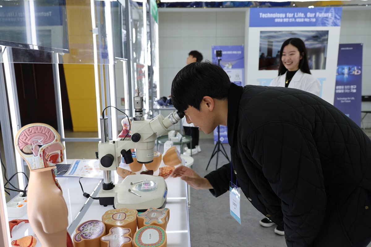 Un homme observe un organo&iuml;de expos&eacute; lors du salon du 50e anniversaire du p&ocirc;le de recherche Daedeok Innopolis, au Centre de conventions de Daejeon, le 20 octobre 2023. Les organo&iuml;des sont des structures cr&eacute;&eacute;es &agrave; partir de cellules souches qui reproduisent l'architecture et certaines fonctions d'un organe humain et qui permettent d'&eacute;tudier le d&eacute;veloppement, les maladies et de tester des traitements sans recourir &agrave; l'exp&eacute;rimentation animale. &copy; Agence de presse Yonhap