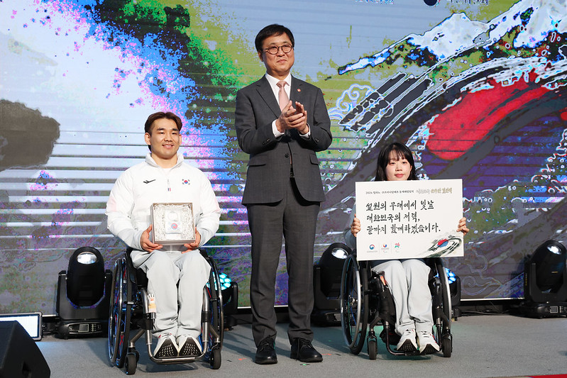 Le ministre de la Culture, des Sports et du Tourisme, Chae Hwi-young, pose aux c&ocirc;t&eacute;s de Lee Yong-seok et Kim Yun-ji, deux parathl&egrave;tes de la d&eacute;l&eacute;gation cor&eacute;enne aux Jeux paralympiques d'hiver de Milan-Cortina 2026, &agrave; S&eacute;oul, le 2 f&eacute;vrier 2026. &copy; Lee Jeong Woo / Korea.net