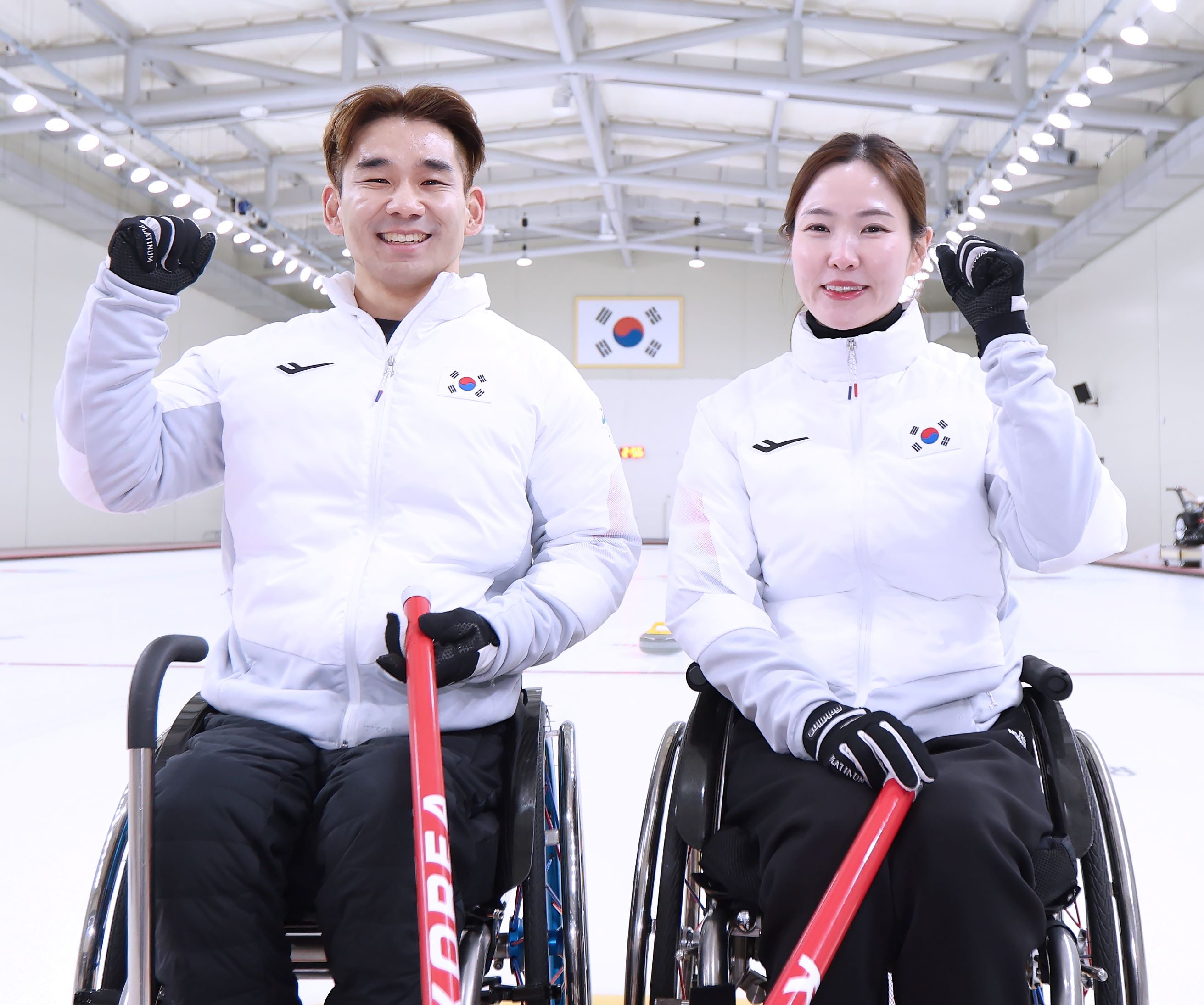 Le duo de curling fauteuil Lee Yong-seok et Baek Hye-jin. &copy; Comit&eacute; paralympique cor&eacute;en