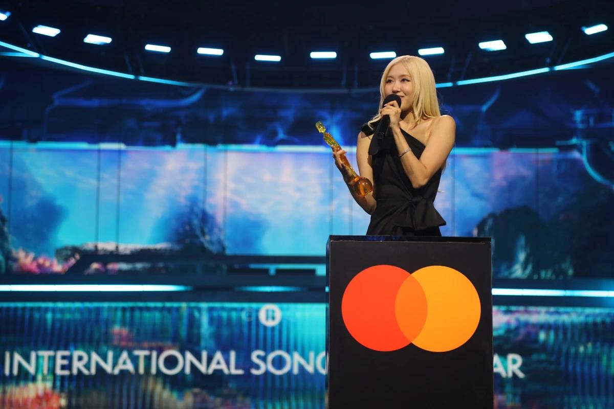 Ros&eacute; s&rsquo;exprime lors de la remise des prix des Brit Awards, &agrave; Manchester, le 28 f&eacute;vrier 2026. &copy; Brit Awards