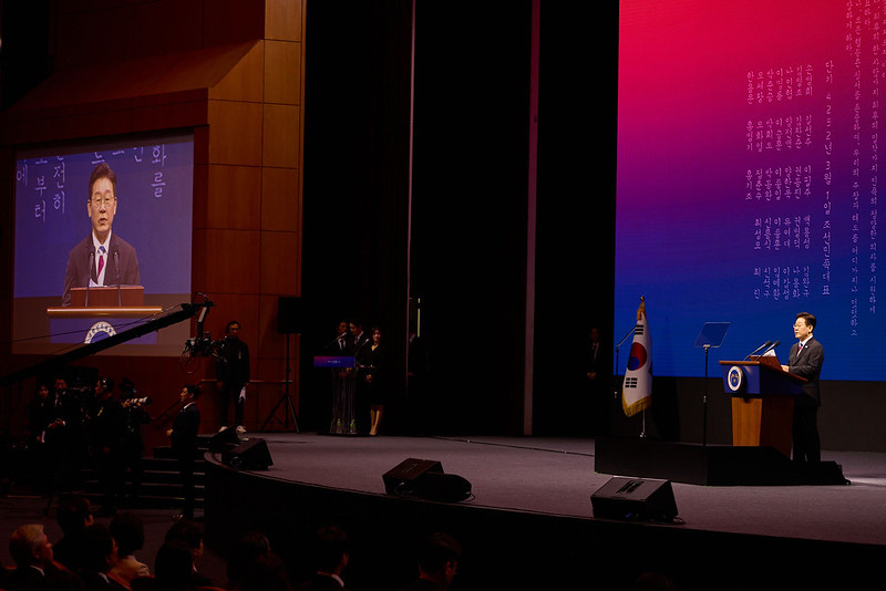 Le président Lee Jae Myung prononce un discours lors de la cérémonie commémorant le 107e anniversaire du mouvement d’indépendance du 1er mars 1919 au centre des expositions Coex de Séoul, le 1er mars 2026. © Cheong Wa Dae