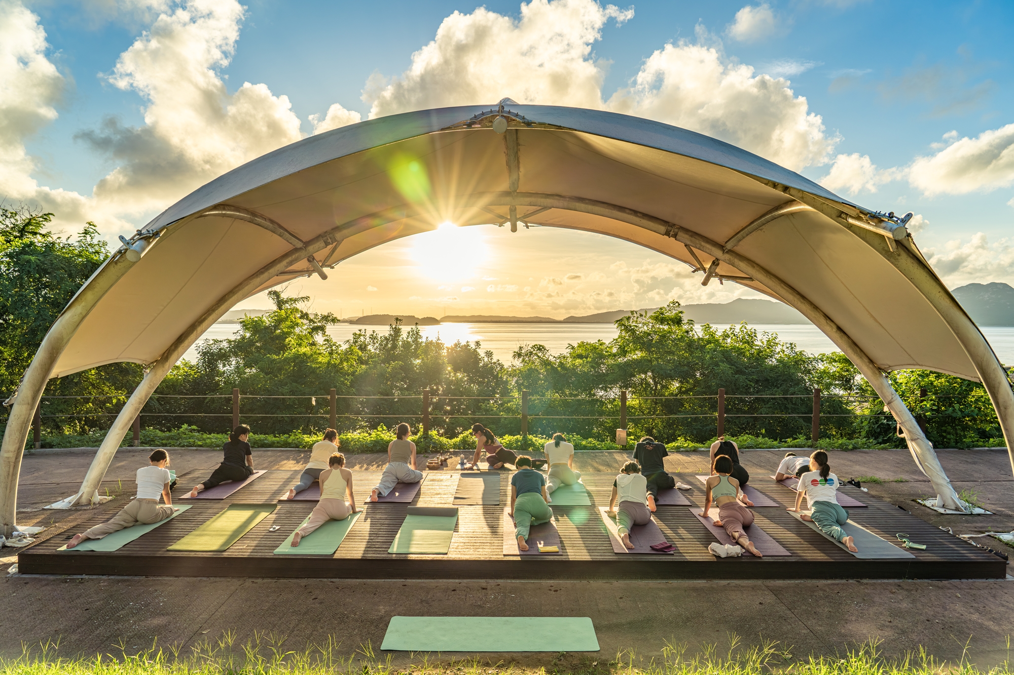 Une s&eacute;ance de yoga se d&eacute;roule au coucher du soleil sur l&rsquo;&icirc;le de Ganghwa, pr&egrave;s d&rsquo;Incheon. &copy; Office national du tourisme cor&eacute;en