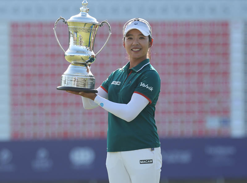 La golfeuse Lee Mi-hyang soul&egrave;ve le troph&eacute;e du Blue Bay LPGA, au Jian Lake Blue Bay Golf Course, dans le Hainan, en Chine, le 8 mars 2026. &copy; Ladies Professional Golf Association