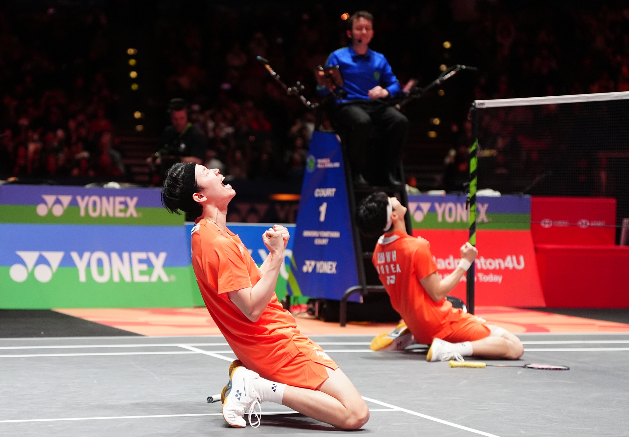 Seo Seung-jae et Kim Won-ho c&eacute;l&egrave;brent leur victoire en finale de l&rsquo;Open d&rsquo;Angleterre en double, &agrave; Birmingham, le 8 mars 2026. &copy; Agence de presse Yonhap