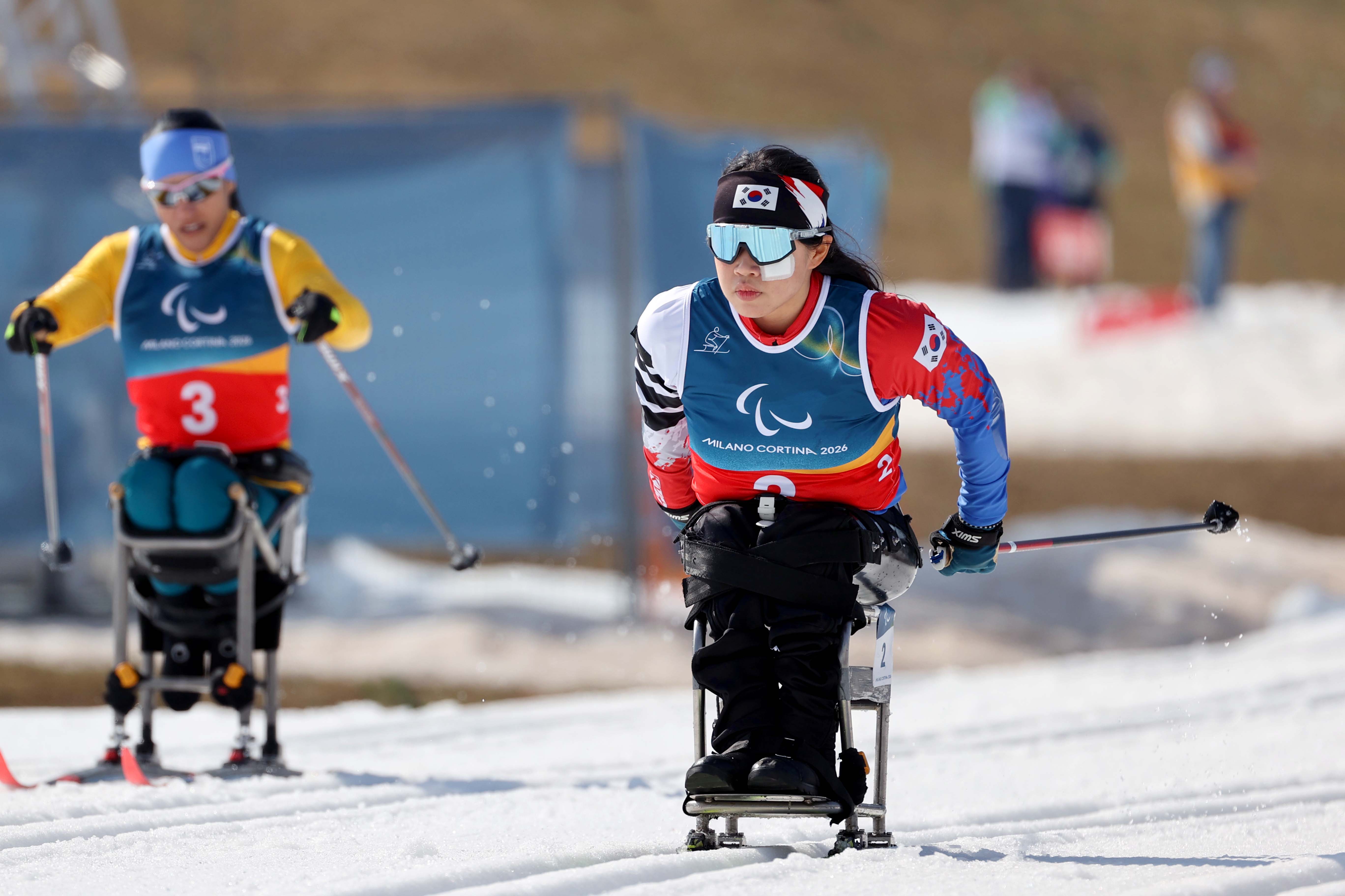 Kim Yunji durant le sprint de ski de fond assis des Jeux paralympiques d&rsquo;hiver de Milan-Cortina d&rsquo;Ampezzo 2026, sur la piste de Tesero, le 10 mars 2026. &copy; Comit&eacute; paralympique cor&eacute;en  