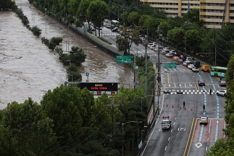Les eaux du Jungnangcheon, affluant du fleuve Han, ont submergé une partie de la voix express Dongbu, dans l’arrondissement de Nowon, au nord-est de Séoul, le 8 août 2025. © Agence de presse Yonhap