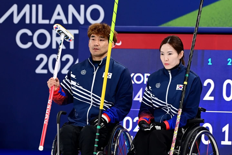 Lee Yongseok (&agrave; gauche) et Baek Hyejin durant la finale de curling fauteuil des Jeux paralympiques d&rsquo;hiver de Milan-Cortina 2026, &agrave; Cortina d&rsquo;Ampezzo, le 11 mars 2026. &copy; Comit&eacute; international olympique