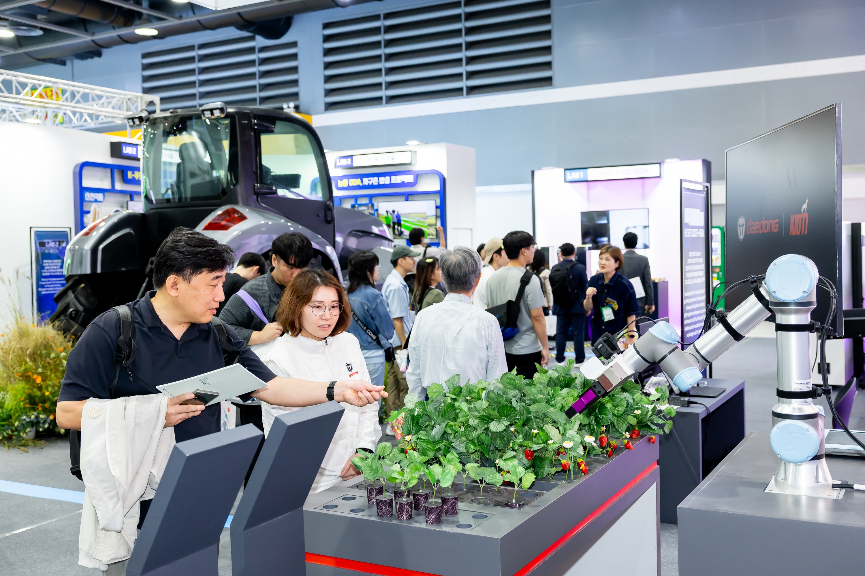Un robot agricole doté de l’intelligence artificielle de récolte et de transport de l’entreprise Daedong fait une démonstration lors de l’Agri Expo Korea, à Séoul, le 25 septembre 2026. © Agri Expo Korea