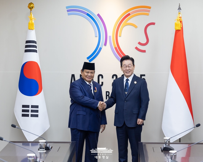 Le pr&eacute;sident Lee Jae Myung et son homologue indon&eacute;sien Prabowo Subianto, &agrave; Gyeongju, le 1er novembre 2025. &copy; Bureau pr&eacute;sidentiel de la R&eacute;publique de Cor&eacute;e
