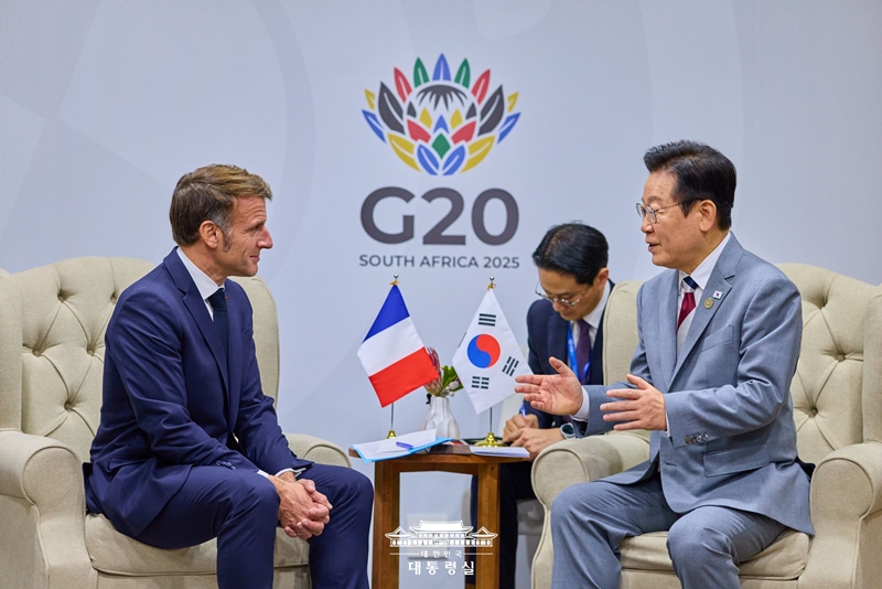 Les pr&eacute;sidents Lee Jae Myung et Emmanuel Macron s&rsquo;entretiennent en marge du sommet de G20 &agrave; Johannesburg, le 22 novembre 2025. &copy; Bureau pr&eacute;sidentiel de la R&eacute;publique de Cor&eacute;e