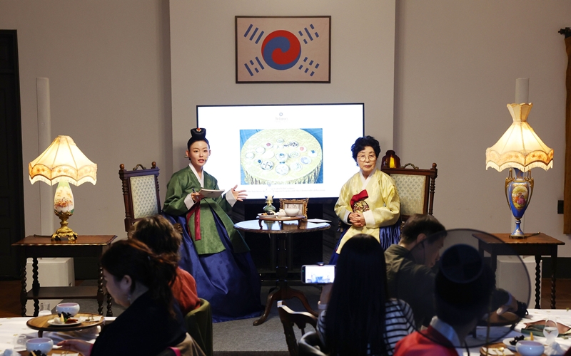 La reconstitution d&rsquo;un d&icirc;ner organis&eacute; par l&rsquo;empire de Cor&eacute;e en l&rsquo;honneur des d&eacute;l&eacute;gations occidentales se d&eacute;roule dans la salle de banquet du b&acirc;timent Jungmyeongjeon, au palais Deoksugung, le 1er mai 2025. &copy; Lee Jeong Woo / Korea.net