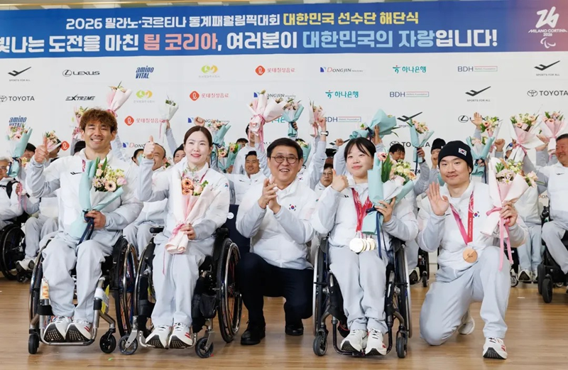 La délégation coréenne aux Jeux paralympiques de Milan-Cortina 2026 pose aux côtés du ministre de la Culture, des Sports et du Tourisme, Chae Hwi-young (au centre), à l’aéroport d’Incheon, le 17 mars 2026. © Compte Instagram du Comité paralympique coréen