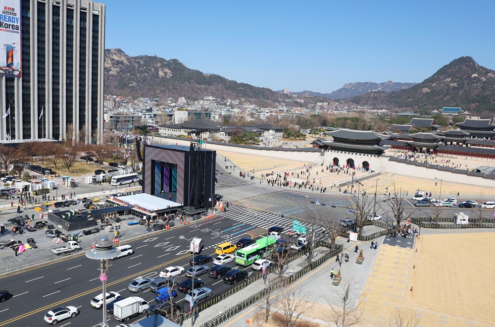 Les pr&eacute;paratifs en cours sur la place Gwanghwamun, &agrave; S&eacute;oul, &agrave; deux jours du concert de BTS, le 19 mars 2026. &copy; Lee Jeong Woo / Korea.net