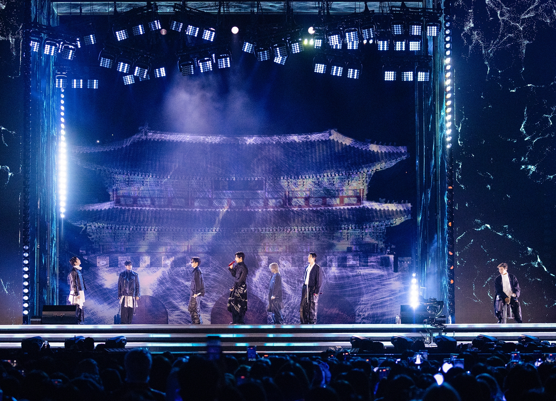 La chanteuse américaine Becky G faisait partie de la foule réunie sur la place Gwanghwamun à l’occasion du concert événement du groupe de K-pop BTS, à Séoul, le 21 mars 2026. © Bighit Music / Netflix 