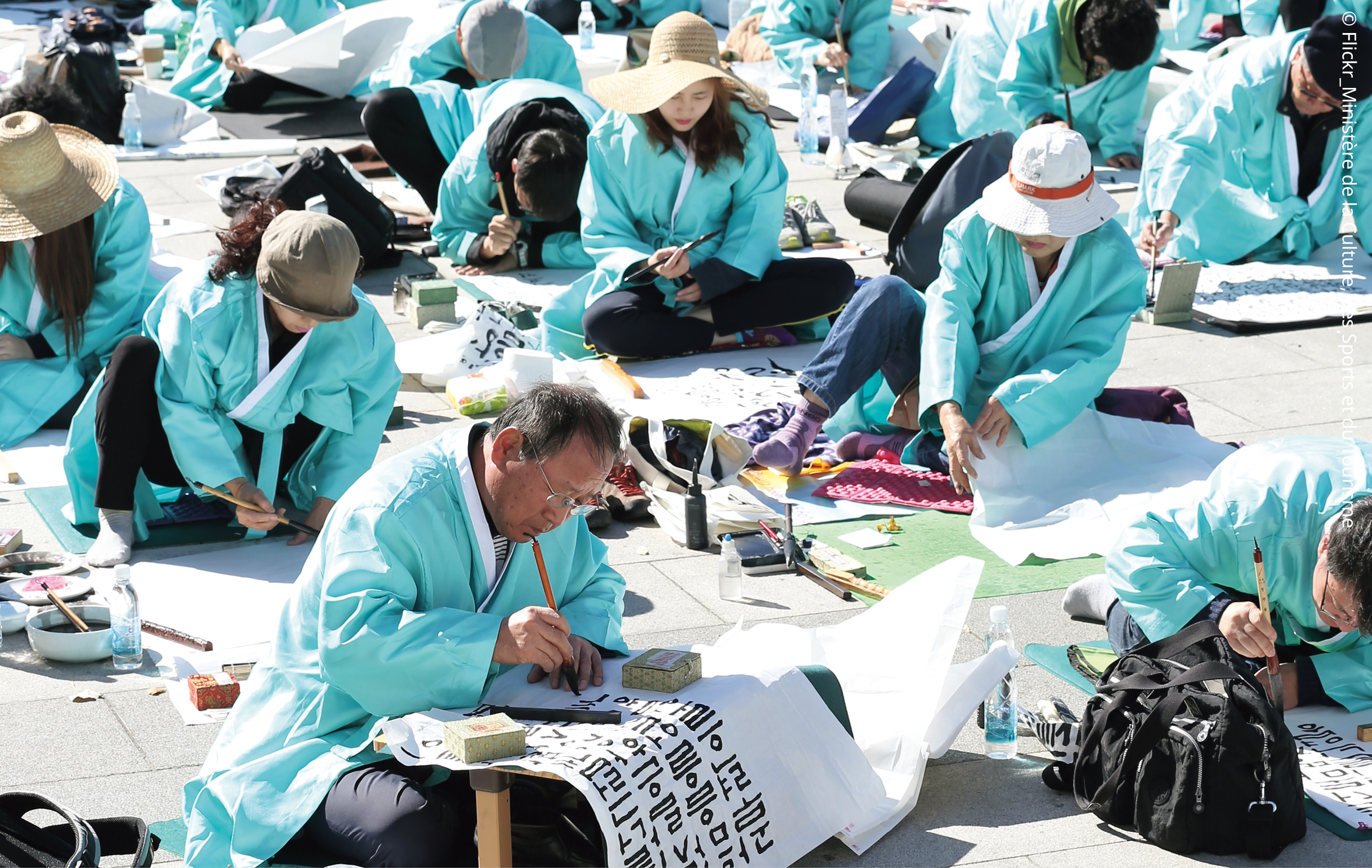 4. Concours national de calligraphie sur la place Gwanghwamun Le 9 octobre, à l’occasion de la 569e Journée du Hangeul, les participants au concours de calligraphie sur la place Gwanghwamun, à Séoul, se concentrent sur leur œuvre.