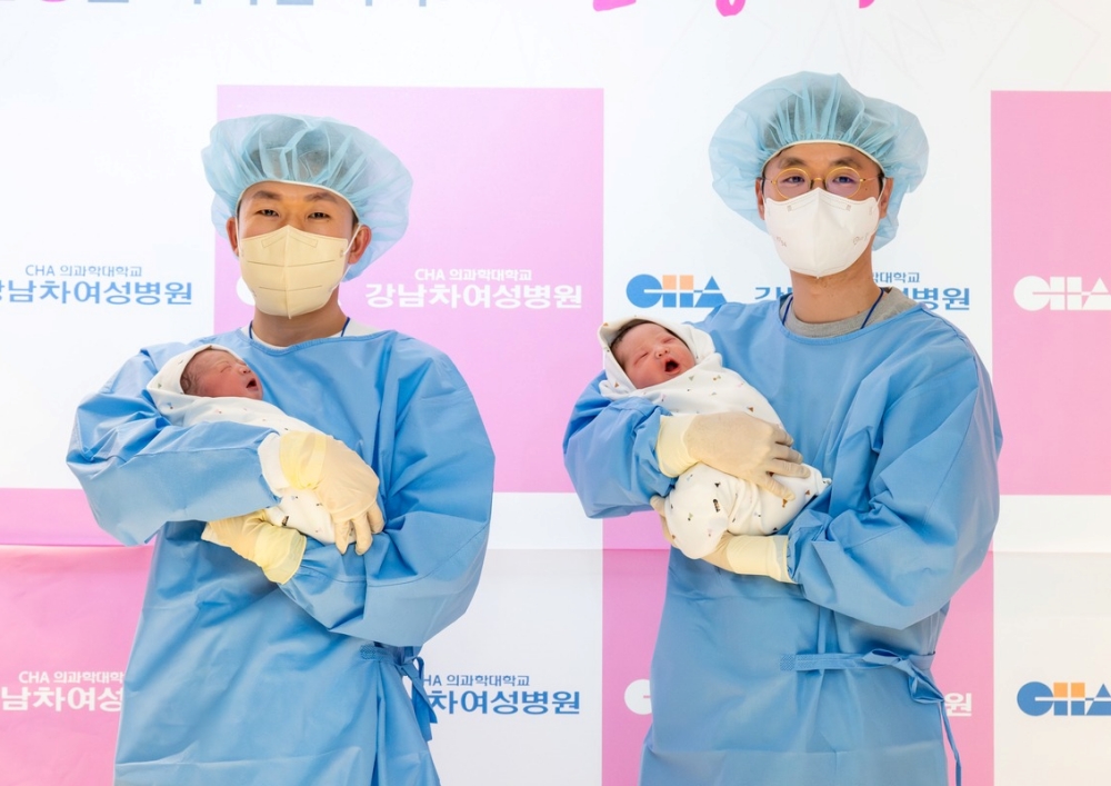 Les deux premiers b&eacute;b&eacute;s de l&rsquo;ann&eacute;e 2026 n&eacute;s dans un h&ocirc;pital du groupe Cha, dans le quartier de Gangnam, &agrave; S&eacute;oul, le 1er janvier 2026. &copy; CHA University Gangnam Medical Center
