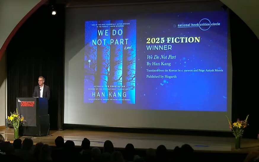 David Ebershoff, vice-président et rédacteur en chef des éditions Hogarth, qui ont publié la version anglaise de « Impossibles adieux », s’exprime lors de la cérémonie de remise des prix du National Book Critics Circle, à New York, le 26 mars 2026. © Chaîne YouTube du National Book Critics Circle