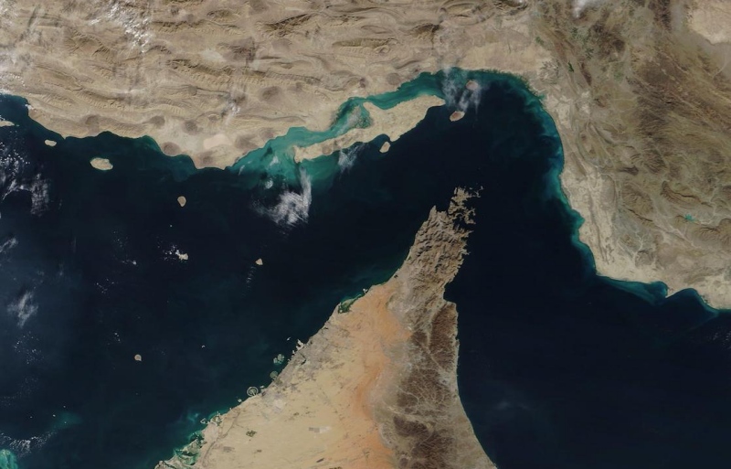 Le détroit d’Ormuz, entre les Émirats arabes unis au sud et l’Iran au nord, vu depuis l’espace. © NASA