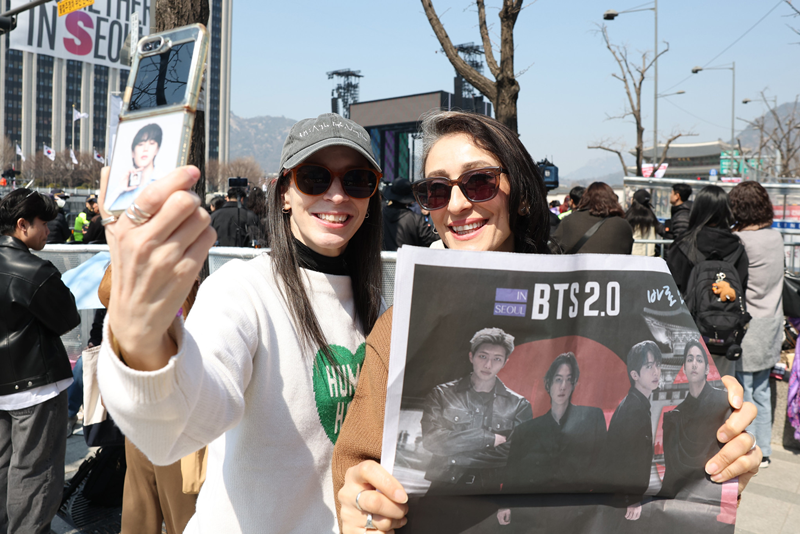 Deux fans du groupe BTS prennent un selfie sur la place Gwanghwamun, à Séoul, quelques heures avant le concert du 21 mars dernier. © Lee Jeong Woo / Korea.net