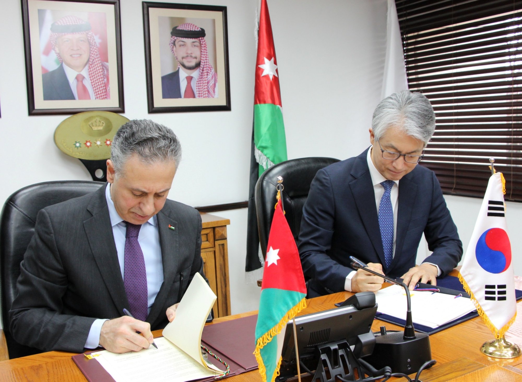 Yarub Qudah, ministre jordanien de l'Industrie et du Commerce, et Kim Pil-woo, ambassadeur de Cor&eacute;e en Jordanie, signent un accord de coop&eacute;ration &eacute;conomique et commerciale entre leurs deux pays, &agrave; Amman, le 30 mars 2026. &copy; Minist&egrave;re des Affaires &eacute;trang&egrave;res