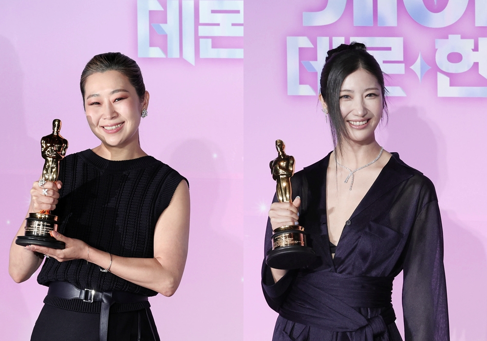 La réalisatrice du film d’animation « Kpop Demon Hunters », Maggie Kang, et la compositrice et chanteuse du titre « Golden », Ejae, posent avec leurs Oscars, à Séoul, le 1er avril 2026. © Lee Jeong Woo / Korea.net