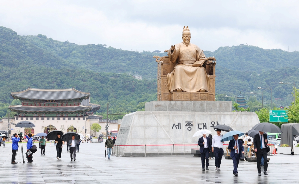 La statue du roi Sejong sous la pluie, &agrave; S&eacute;oul. &copy; Lee Jeong Woo / Korea.net