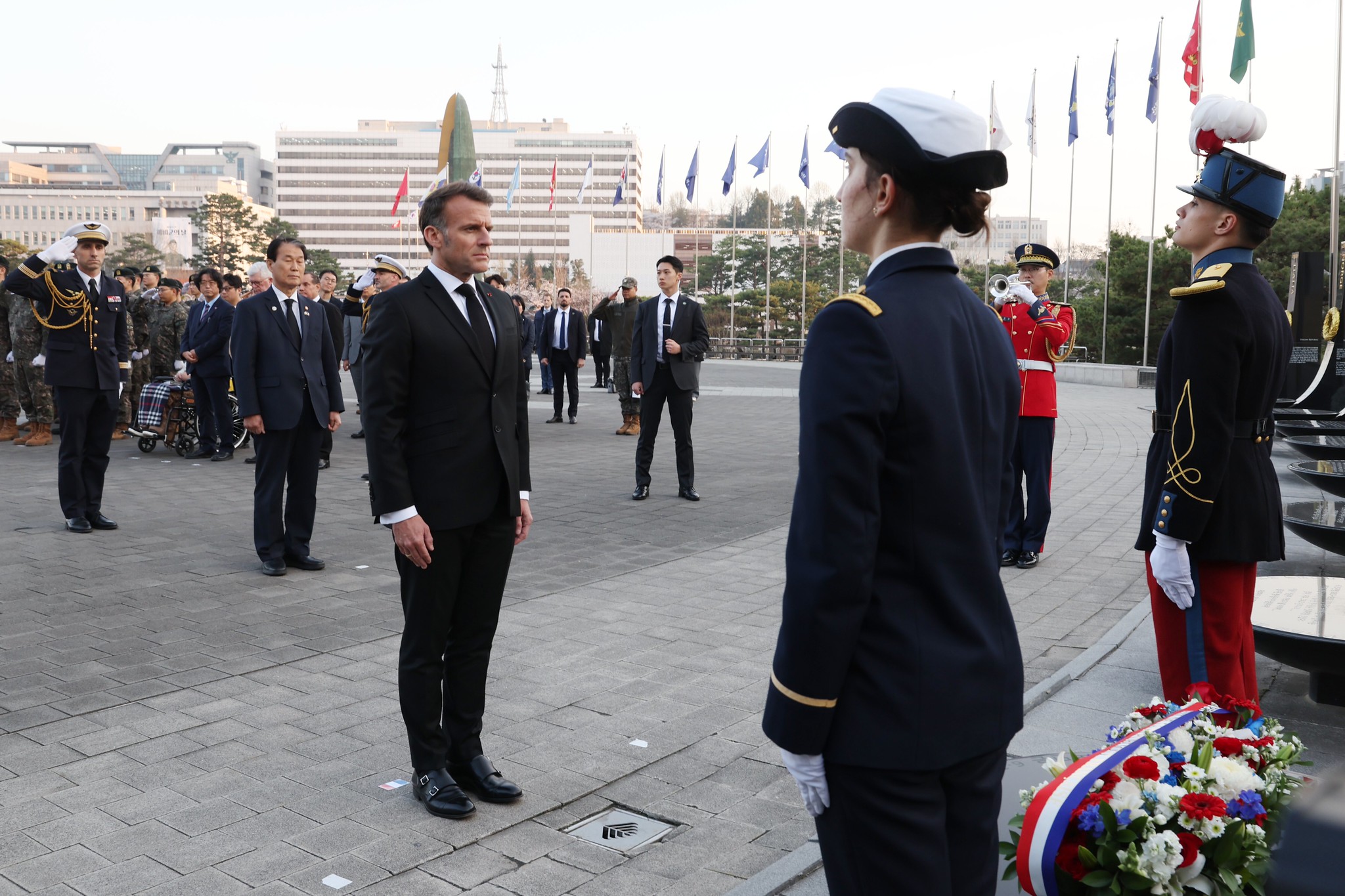 Le président français Emmanuel Macron se recueille devant la stèle dédiée aux soldats français morts durant la guerre de Corée, au Mémorial de la guerre de Corée, à Séoul, le 2 avril 2026. © Park Daejin / Korea.net