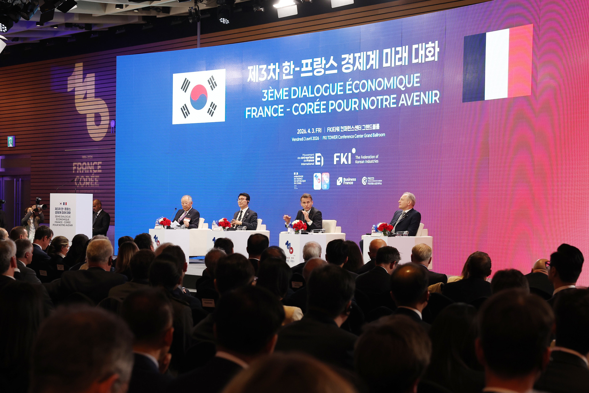 Le 3e Dialogue économique France-Corée pour notre avenir se tient au siège de la Federation of Korean Industries, dans le quartier de Yeoudio, à Séoul, le 3 avril 2026. De gauche à droite : le président de la Federation of Korean Industries, Jin Roy Ryu, le Premier ministre Kim Min-seok, le président français Emmanuel Macron, et le directeur général d’Air Liquide, François Jackow. © Lee Jeong-woo / Korea.net
