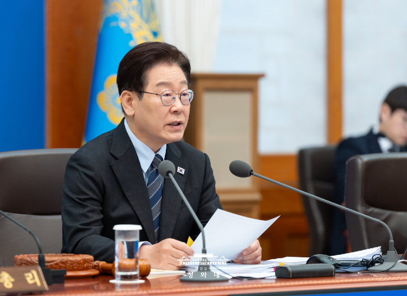 Le pr&eacute;sident Lee Jae Myung s&rsquo;exprime depuis le complexe pr&eacute;sidentiel de Cheong Wa Dae, &agrave; S&eacute;oul, le 6 avril 2026. &copy; Cheong Wa Dae